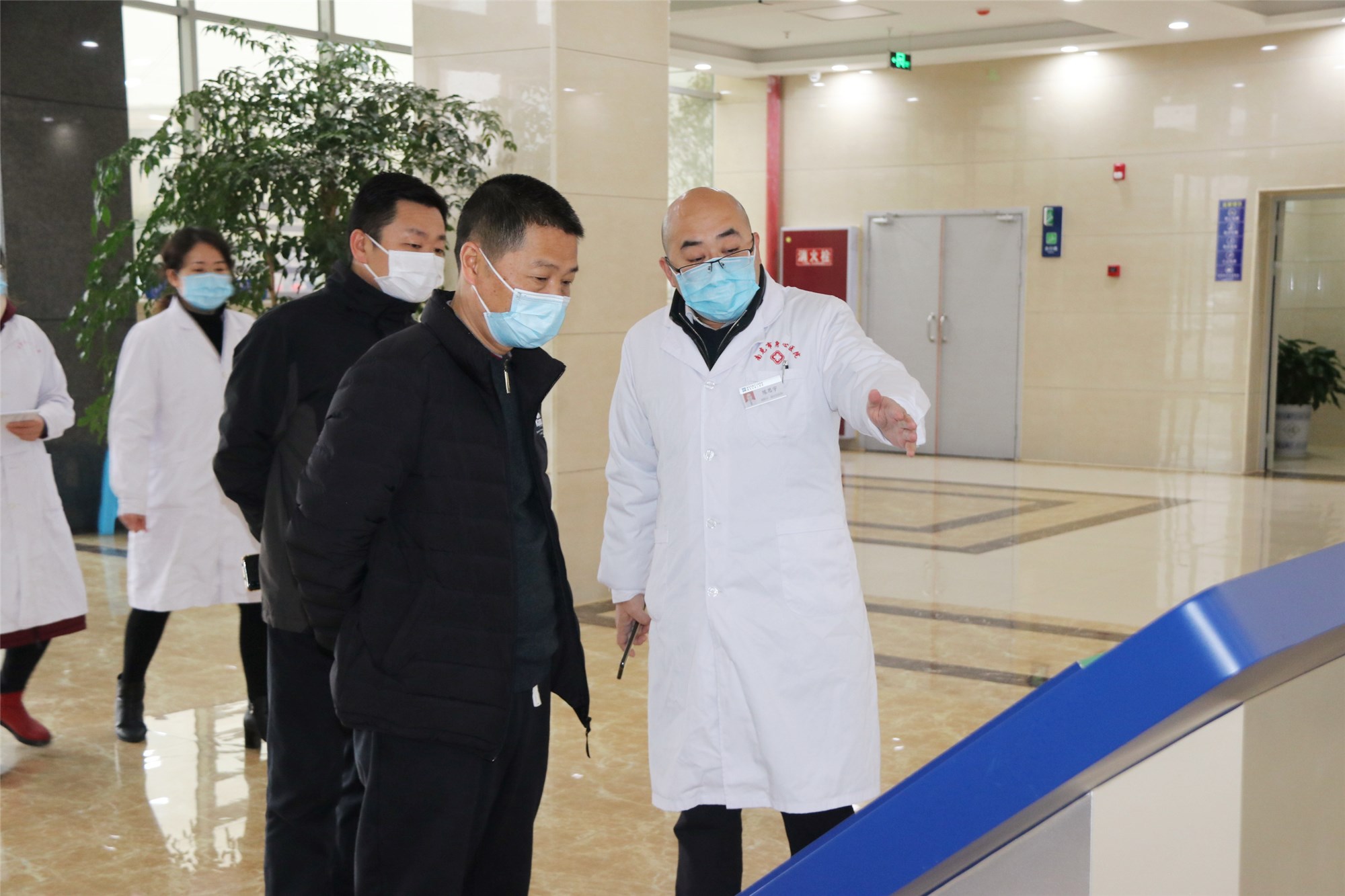 南充市财政局党组书记局长徐坚一行深入我院调研疫情防控工作
